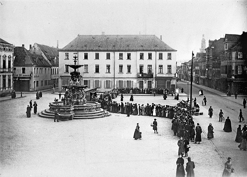 Erlangen, Buterverkauf am Marktplatz 1916