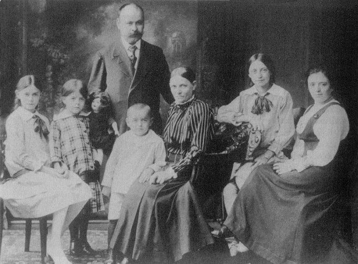 Andreas und Doris Ruppenstein mit Kindern um 1917